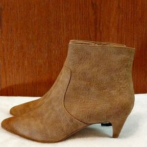 EXPRESS BRAND VEGAN LEATHER SNAKESKIN PATTERN HEELED BOOTIES size 8